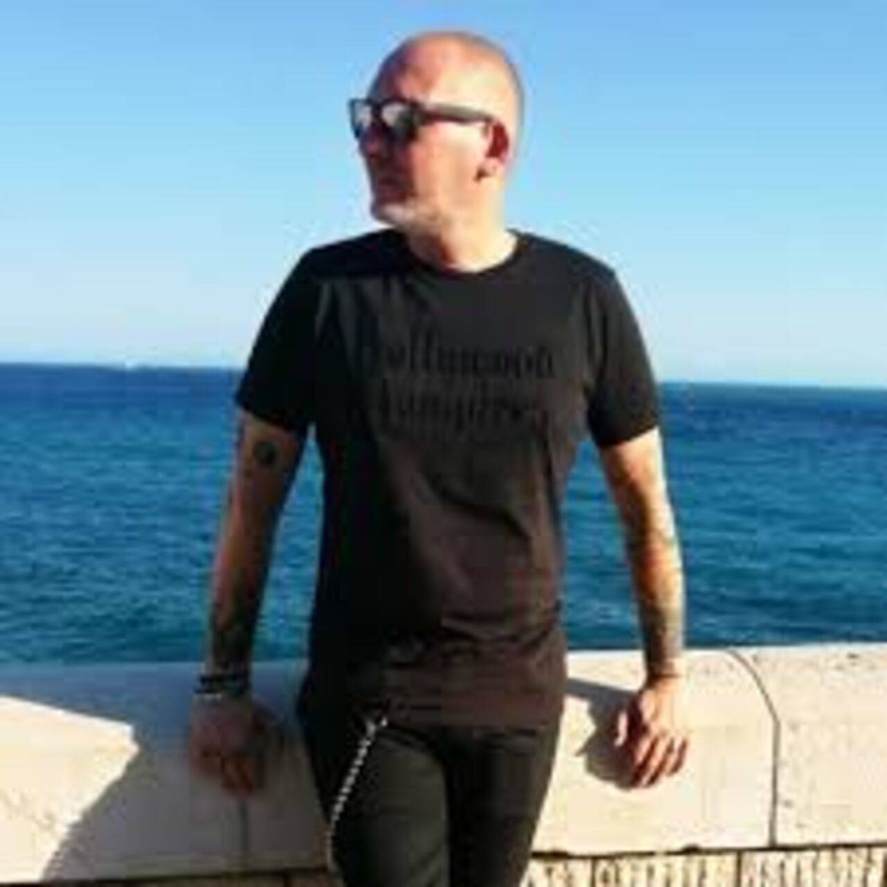 Didier D Deveney